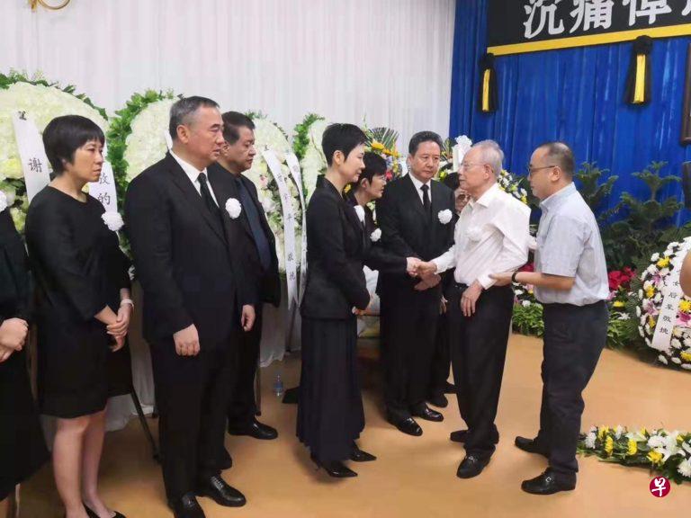 李鹏子女均身着黑衣胸戴白花,站在一侧迎接吊唁人士。(互联网) 李鹏子女均身着黑衣胸戴白花,站在一侧迎接吊唁人士。(互联网)
