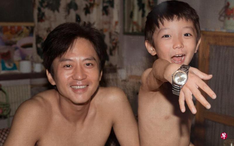 邓超(左)与童星冯泽昂在《银河补习班》演父子。(互联网) 邓超(左)与童星冯泽昂在《银河补习班》演父子。(互联网)