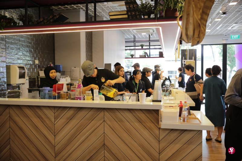 新设在新光学校的布朗恩教授咖啡座,给予自闭症学生实习机会,从中掌握终身受用的技能。(海峡时报) 新设在新光学校的布朗恩教授咖啡座,给予自闭症学生实习机会,从中掌握终身受用的技能。(海峡时报)