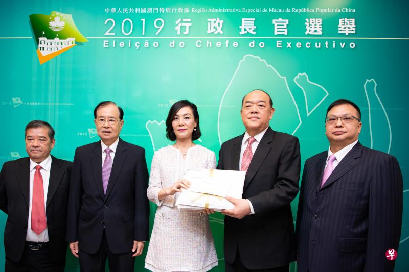 贺一诚(右二)在7月22日向澳门特区行政长官选举管理委员会提交选举候选人提名表,他共获得379名选委提名。(新华社) 贺一诚(右二)在7月22日向澳门特区行政长官选举管理委员会提交选举候选人提名表,他共获得379名选委提名。(新华社)