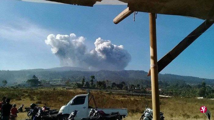 万隆附近的覆舟火山(Tangkuban Parahu)爆发,火山喷出数百米灰烬。(印尼减灾署) 万隆附近的覆舟火山(Tangkuban Parahu)爆发,火山喷出数百米灰烬。(印尼减灾署)