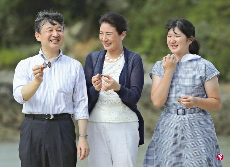 右为德仁天皇夫妇的爱女爱子公主。(档案照) 右为德仁天皇夫妇的爱女爱子公主。(档案照)