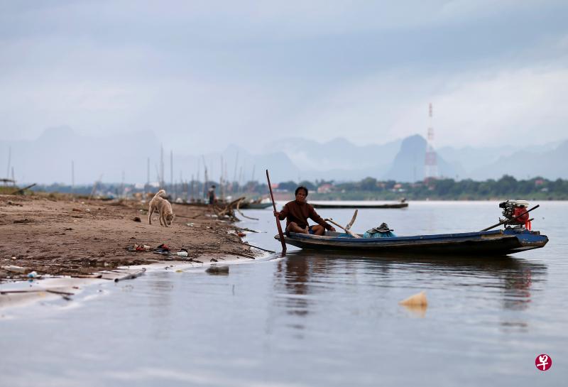 湄公河水量下降部分原因是当地遭遇数年来最糟糕的干旱,但上游的电站大坝切断了水流也是重要原因。图为泰国东北那空帕农府境内的湄公河。(路透社) 湄公河水量下降部分原因是当地遭遇数年来最糟糕的干旱,但上游的电站大坝切断了水流也是重要原因。图为泰国东北那空帕农府境内的湄公河。(路透社)