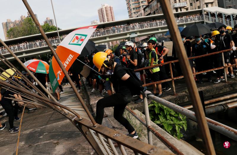 示威者在香港元朗区南边围村拆除围栏。(路透社) 示威者在香港元朗区南边围村拆除围栏。(路透社)