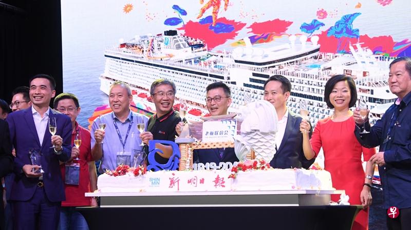 众嘉宾在为庆祝新加坡开埠200年所打造的15公斤蛋糕前,举杯为活动掀开序幕。(曾美玲摄) 众嘉宾在为庆祝新加坡开埠200年所打造的15公斤蛋糕前,举杯为活动掀开序幕。(曾美玲摄)