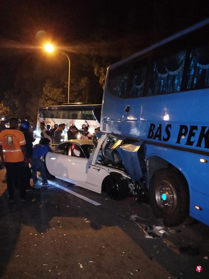 新马第二通道昨晚发生严重车祸。(取自面簿) 新马第二通道昨晚发生严重车祸。(取自面簿)