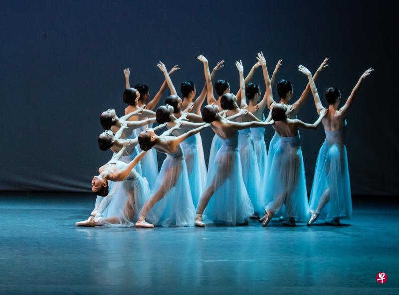 《小夜曲》是巴兰钦早期名作。(吴凯怡摄) 《小夜曲》是巴兰钦早期名作。(吴凯怡摄)