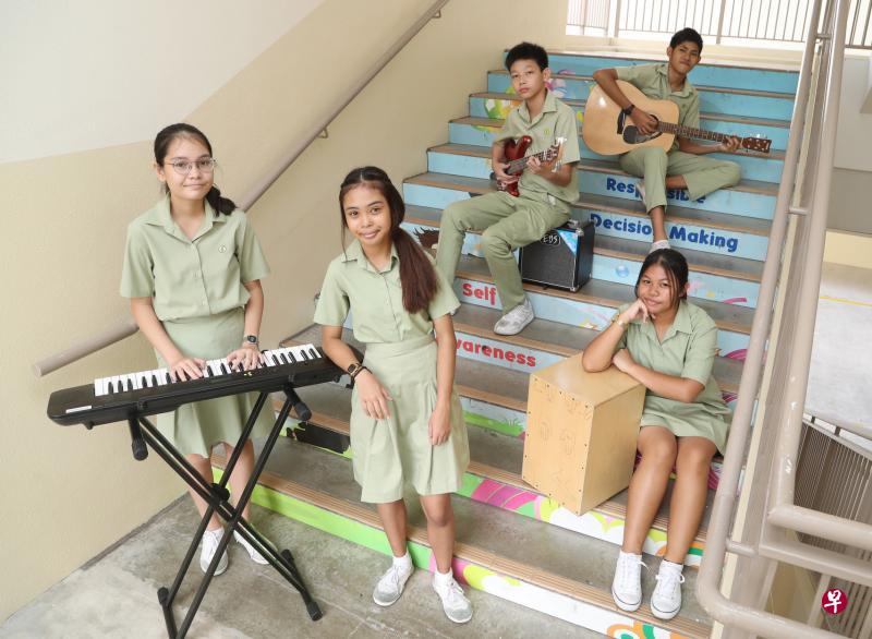 乐团成员是键盘手迪尼(前排左起)、主唱阿迪尼、木箱鼓手埃利,和电贝司手范仁溢(后排左起)以及电吉他手汉卡。他们除了每学期在校内演出一次,也在新加坡青年节庆祝活动上表演。(饶进礼摄) 乐团成员是键盘手迪尼(前排左起)、主唱阿迪尼、木箱鼓手埃利,和电贝司手范仁溢(后排左起)以及电吉他手汉卡。他们除了每学期在校内演出一次,也在新加坡青年节庆祝活动上表演。(饶进礼摄)