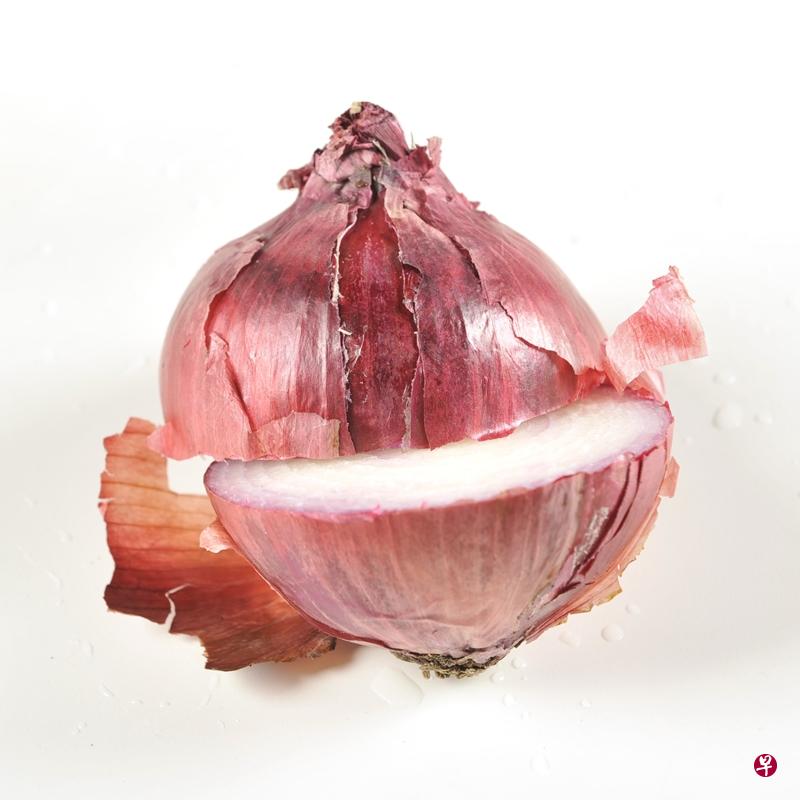 洋葱要存放在凉爽、干燥、阴暗、通风的地方,以避免腐烂。(档案照) 洋葱要存放在凉爽、干燥、阴暗、通风的地方,以避免腐烂。(档案照)