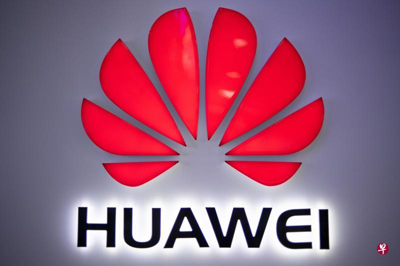 中国电信设备巨头华为公司表示,美国的伟创力公司“扣押了”华为物资。图为北京一家零售店里的华为标识。(法新社) 中国电信设备巨头华为公司表示,美国的伟创力公司“扣押了”华为物资。图为北京一家零售店里的华为标识。(法新社)