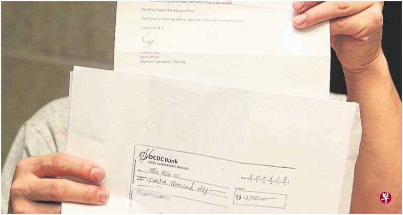 戴先生展示银行证明,显示支票因签名有问题不能兑现。(唐家鸿摄) 戴先生展示银行证明,显示支票因签名有问题不能兑现。(唐家鸿摄)