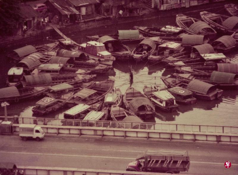 纪录片里未清理前的新加坡河口,大小船只停泊的景象。(受访者提供) 纪录片里未清理前的新加坡河口,大小船只停泊的景象。(受访者提供)