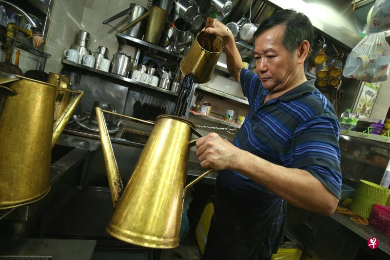 大众茶室第二代老板郑应昌坚持用当年父亲定制的铜质咖啡壶冲泡咖啡。 大众茶室第二代老板郑应昌坚持用当年父亲定制的铜质咖啡壶冲泡咖啡。