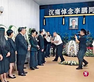 习近平的弟弟习远平(右二)代表习家前往拜祭,并与李鹏遗孀朱琳握手。(互联网) 习近平的弟弟习远平(右二)代表习家前往拜祭,并与李鹏遗孀朱琳握手。(互联网)