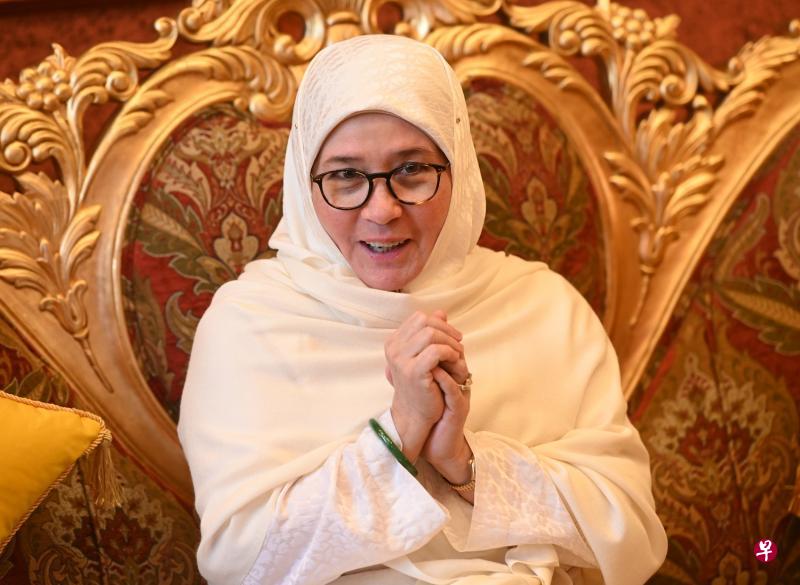 马来西亚国家元首后阿兹莎阿米娜首次接受中文媒体联访,畅谈马来王室和华社的关系。(星洲日报) 马来西亚国家元首后阿兹莎阿米娜首次接受中文媒体联访,畅谈马来王室和华社的关系。(星洲日报)