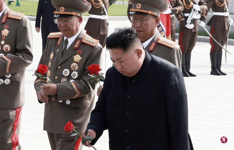 金正恩27日参谒韩战烈士墓。(法新社) 金正恩27日参谒韩战烈士墓。(法新社)
