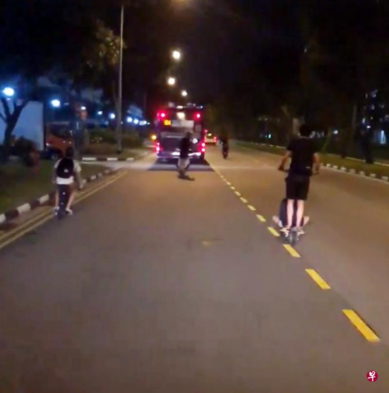 三名少年骑着电动踏板车在兀兰7道的道路上违例行驶。(取自面簿) 三名少年骑着电动踏板车在兀兰7道的道路上违例行驶。(取自面簿)