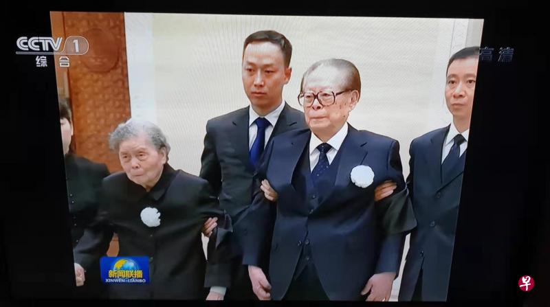 央视新闻联播画面显示,中共前总书记江泽民出席李鹏遗体告别仪式。 央视新闻联播画面显示,中共前总书记江泽民出席李鹏遗体告别仪式。