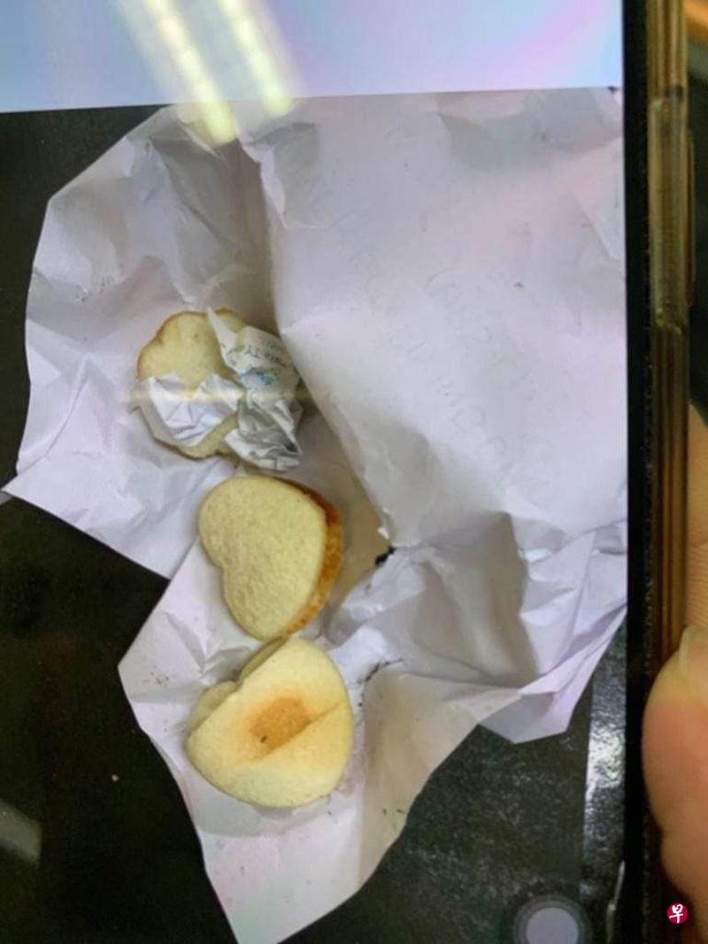 男教师在课室的桌上发现三小块面包,过后四次质问女学生,女学生被问急,点头“招认”。(读者提供) 男教师在课室的桌上发现三小块面包,过后四次质问女学生,女学生被问急,点头“招认”。(读者提供)