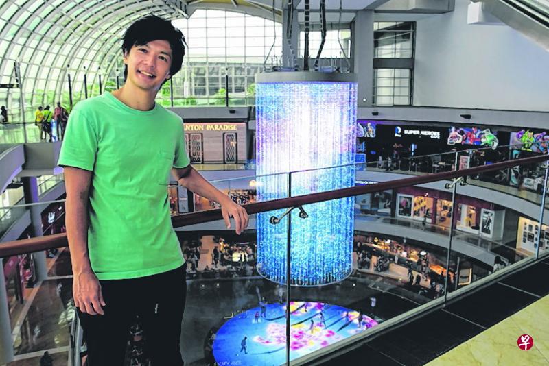 竹井卓哉身后是滨海湾金沙购物商城的Digital Light Canvas数码艺术。(麦专程摄影) 竹井卓哉身后是滨海湾金沙购物商城的Digital Light Canvas数码艺术。(麦专程摄影)