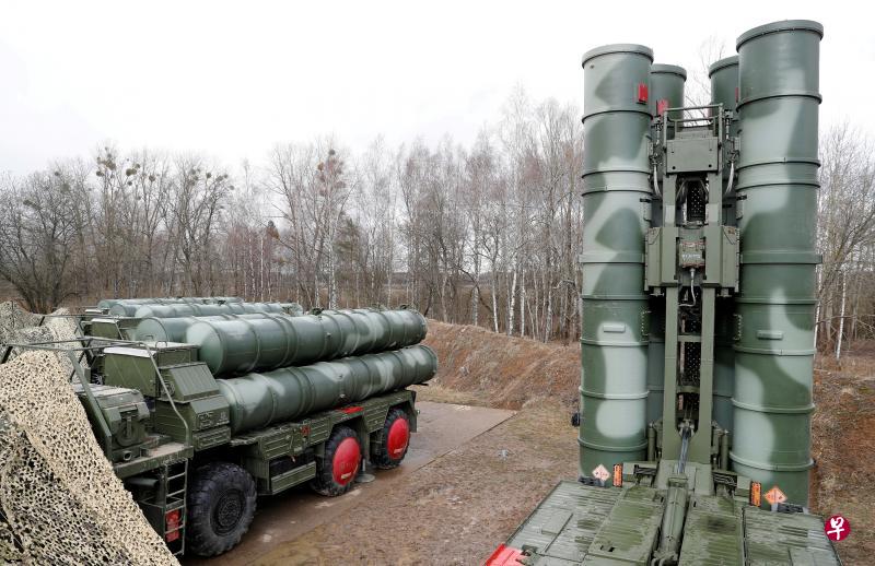 S-400导弹系统是俄罗斯最先进的现役远程防空导弹系统。图为俄军今年3月在西部加里宁格勒附近的军事基地部署S-400导弹。(路透社) S-400导弹系统是俄罗斯最先进的现役远程防空导弹系统。图为俄军今年3月在西部加里宁格勒附近的军事基地部署S-400导弹。(路透社)