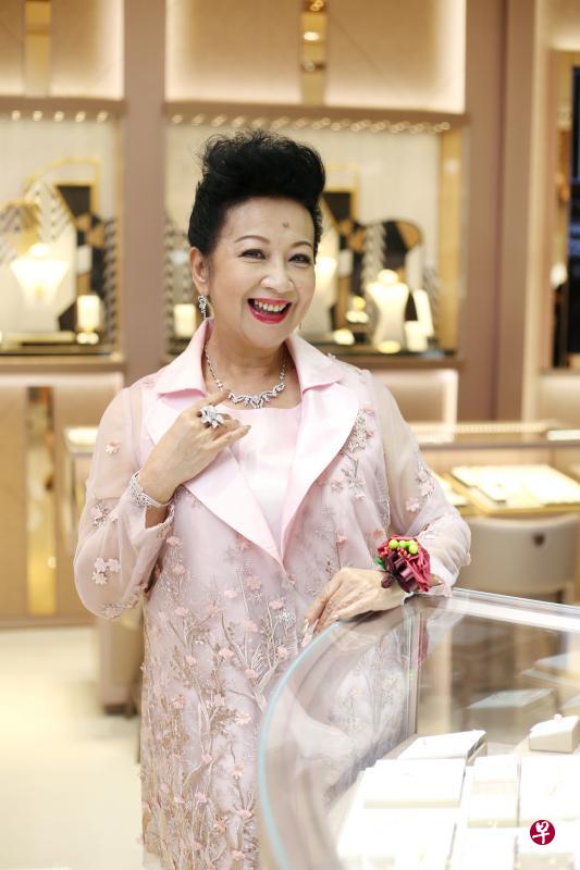 薛家燕为六福珠宝的爱雍乌节新店开幕剪彩。(龙国雄摄) 薛家燕为六福珠宝的爱雍乌节新店开幕剪彩。(龙国雄摄)