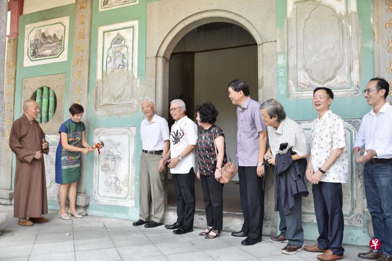 杨莉明部长(左二)为双林寺钟鼓楼主持修复动土仪式。左起为双林寺惟俨法师、前高级政务部长庄日昆、双林寺名誉顾问蔡天宝夫妇、双林寺修建委员会主席庄绍文、台湾传统建筑研究者李乾郎以及宗乡总会副会长钟声坚。(受访者提供) 杨莉明部长(左二)为双林寺钟鼓楼主持修复动土仪式。左起为双林寺惟俨法师、前高级政务部长庄日昆、双林寺名誉顾问蔡天宝夫妇、双林寺修建委员会主席庄绍文、台湾传统建筑研究者李乾郎以及宗乡总会副会长钟声坚。(受访者提供)