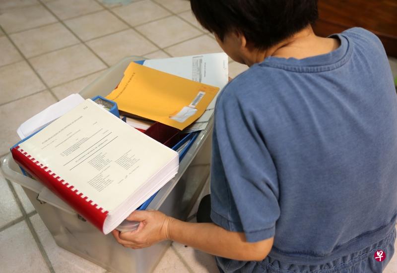 多年累积下来的法律文件已超过三大箱。(曾宪隆摄) 多年累积下来的法律文件已超过三大箱。(曾宪隆摄)