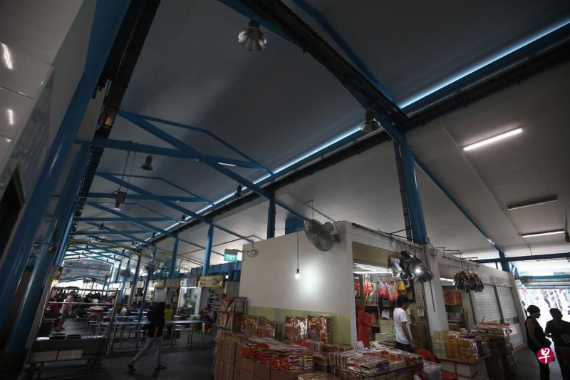 友诺士弯熟食中心翻新后于7月22日重新开业,但摊贩申诉中间排的电灯和风扇不时出现间歇性故障。(陈渊庄摄) 友诺士弯熟食中心翻新后于7月22日重新开业,但摊贩申诉中间排的电灯和风扇不时出现间歇性故障。(陈渊庄摄)