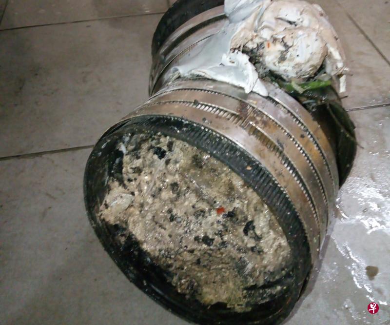 店家指水管积满厨余,导致爆裂。(受访者提供) 店家指水管积满厨余,导致爆裂。(受访者提供)