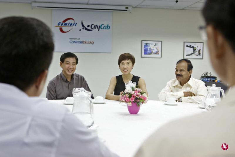 人力部长杨莉明(中)到访康福德高德士,同约10名德士司机对话交流,了解他们的现况和征询他们对这个行业的各方面看法。在杨莉明右侧的是公司总裁洪维能。(李薇摄) 人力部长杨莉明(中)到访康福德高德士,同约10名德士司机对话交流,了解他们的现况和征询他们对这个行业的各方面看法。在杨莉明右侧的是公司总裁洪维能。(李薇摄)