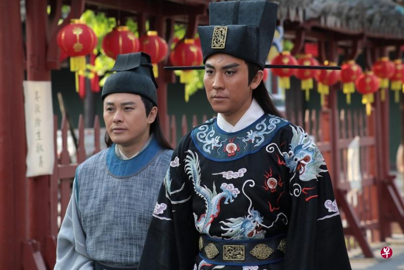 张振朗把展昭演得活泼，适当地调和了谭俊彦演包青天（图右）的呆板。（互联网）