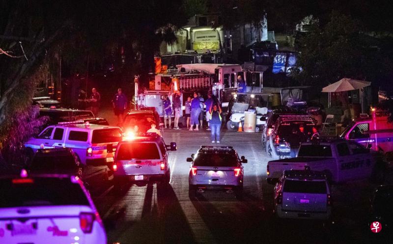 ▲枪击案发生后,警方派出大量人员参与调查,现场在入夜后仍停着多辆警车。(法新社) 上传到推特的现场视频显示,参加大蒜节的民众在得知有枪手闯入后纷纷逃离。(路透社) ▲枪击案发生后,警方派出大量人员参与调查,现场在入夜后仍停着多辆警车。(法新社) 上传到推特的现场视频显示,参加大蒜节的民众在得知有枪手闯入后纷纷逃离。(路透社)