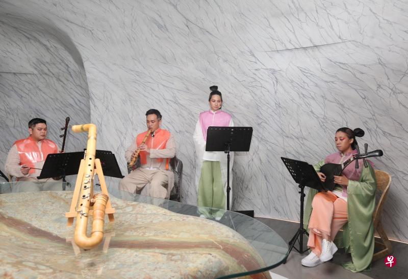 湘灵音乐社的演员呈献融入电子音乐和时代音效的南音名曲《走马》的变奏版本。 湘灵音乐社的演员呈献融入电子音乐和时代音效的南音名曲《走马》的变奏版本。