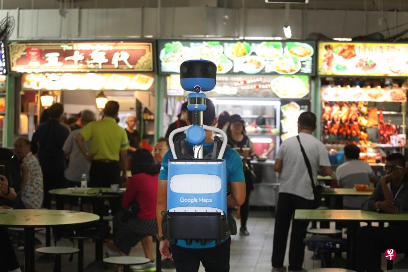 谷歌工作人员背着Trekker街景背包,在熟食中心内把摊位都记录下来。(梁伟康摄) 谷歌工作人员背着Trekker街景背包,在熟食中心内把摊位都记录下来。(梁伟康摄)