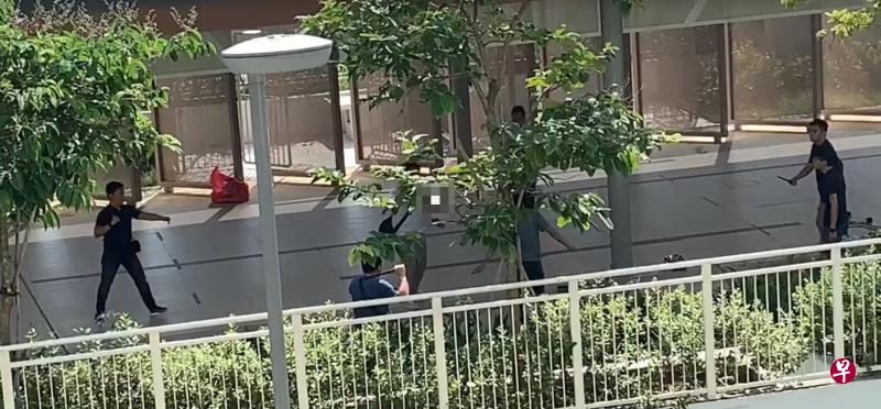 警方将男子包围。(取自面簿) 警方将男子包围。(取自面簿)