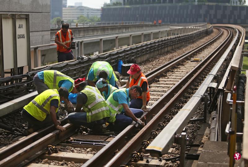 东西与南北线19个地铁站于2017年12月10日全天停止地铁服务,期间有多达160名工程师和技术人员展开东西线信号系统提升工程,以及各项系统更新与维修工作。 东西与南北线19个地铁站于2017年12月10日全天停止地铁服务,期间有多达160名工程师和技术人员展开东西线信号系统提升工程,以及各项系统更新与维修工作。