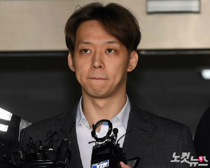 2016年,朴有天因涉嫌性暴力而在首尔江南警察署内接受了调查。(NOCUT新闻提供) 2016年,朴有天因涉嫌性暴力而在首尔江南警察署内接受了调查。(NOCUT新闻提供)