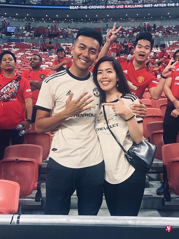 黄晓圆拿戒指向男友詹康乐跪地求婚。(受访者提供) 黄晓圆拿戒指向男友詹康乐跪地求婚。(受访者提供)