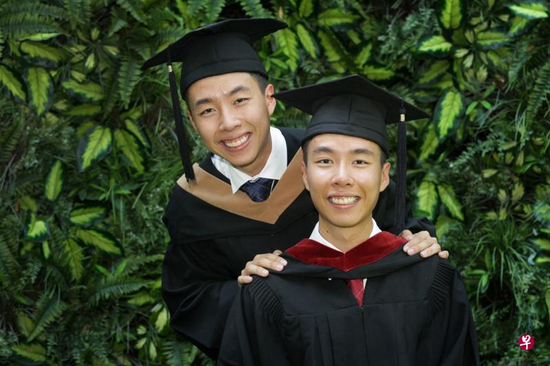 进入新大学后,赵承灏(左)和赵志灏兄弟俩分别选修商业管理学士学位和经济学理学学士学位。赵承灏主修组织行为及人力资源,更喜欢与人沟通,而赵志灏则对数字更为敏感。(李薇摄) 进入新大学后,赵承灏(左)和赵志灏兄弟俩分别选修商业管理学士学位和经济学理学学士学位。赵承灏主修组织行为及人力资源,更喜欢与人沟通,而赵志灏则对数字更为敏感。(李薇摄)