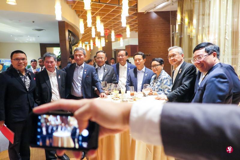 出访曼谷的外交部长维文医生(左三)在工作晚宴上与各国外长合影,右起为越南副总理兼外长范平明、泰国外长巴穆威奈、印度尼西亚外长雷特诺、老挝外长沙伦赛、柬埔寨副总理兼外长韶肯、缅甸国际合作部长觉丁、亚细安秘书长林玉辉和代表马来西亚外长赛富丁的马国外交部秘书长沙鲁易克。(外交部提供) 出访曼谷的外交部长维文医生(左三)在工作晚宴上与各国外长合影,右起为越南副总理兼外长范平明、泰国外长巴穆威奈、印度尼西亚外长雷特诺、老挝外长沙伦赛、柬埔寨副总理兼外长韶肯、缅甸国际合作部长觉丁、亚细安秘书长林玉辉和代表马来西亚外长赛富丁的马国外交部秘书长沙鲁易克。(外交部提供)