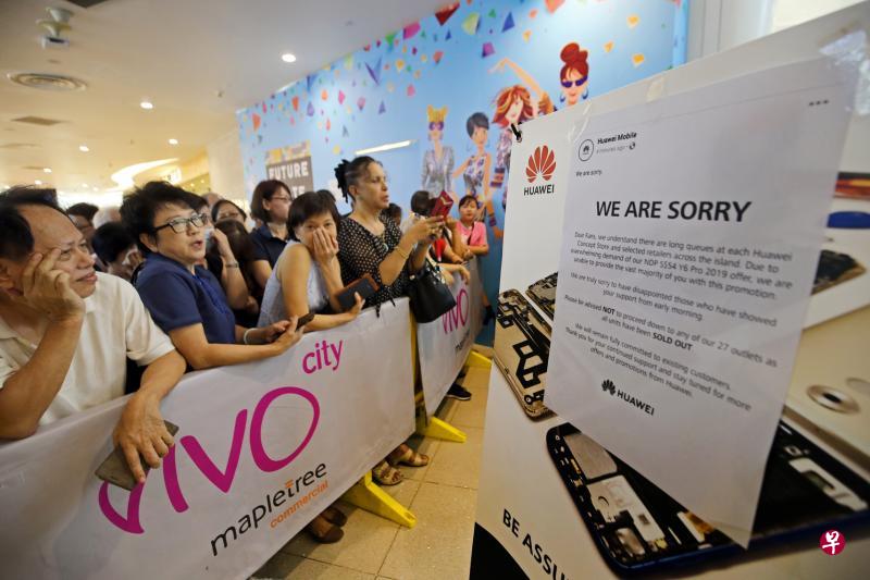 华为为手机促销活动引发的混乱场面,再次向顾客道歉。图为公众上周五在怡丰城的华为专卖店外要求解释。(严宣融摄) 华为为手机促销活动引发的混乱场面,再次向顾客道歉。图为公众上周五在怡丰城的华为专卖店外要求解释。(严宣融摄)