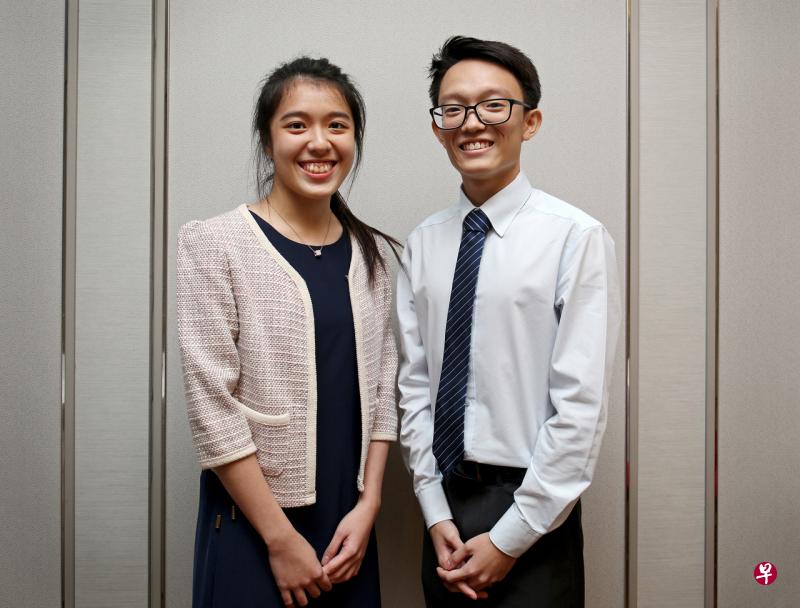 教育部今年一共颁发117份教学奖学金,毕业自义安理工学院的刘宇婧(左)和华侨中学高中部的王家乐都是在自己老师的感召下决定加入教师的行列。(陈勇智摄) 教育部今年一共颁发117份教学奖学金,毕业自义安理工学院的刘宇婧(左)和华侨中学高中部的王家乐都是在自己老师的感召下决定加入教师的行列。(陈勇智摄)