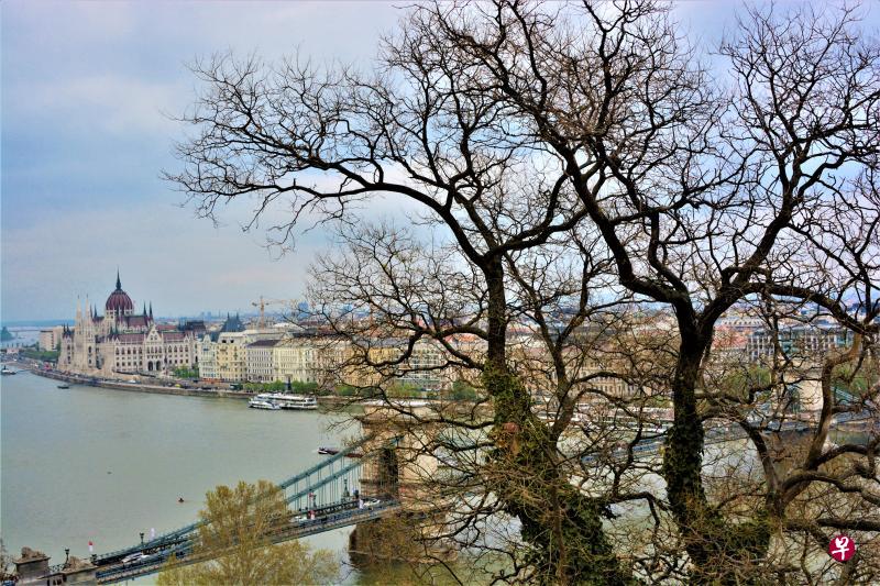 蓝色多瑙河贯穿着布达佩斯。 蓝色多瑙河贯穿着布达佩斯。