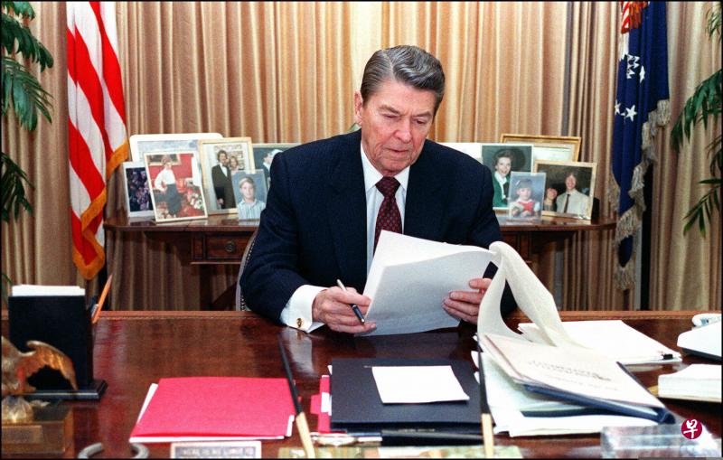 1988年1月21日,美国前总统里根准备在白宫椭圆形办公室发表国情咨文。(法新社) 1988年1月21日,美国前总统里根准备在白宫椭圆形办公室发表国情咨文。(法新社)