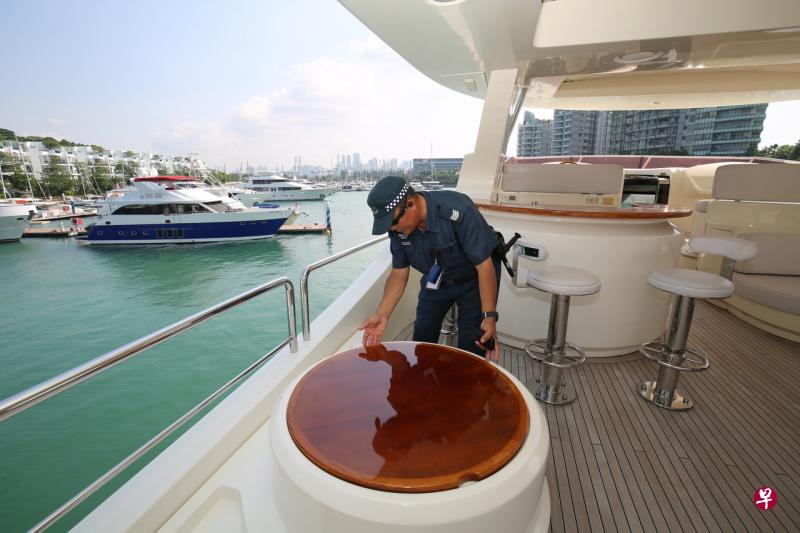 设在圣淘沙升涛湾的新关卡每次至少会派两名官员上船查看证件如护照和入境签证,以及确保船内一切妥当。(梁麒麟摄) 设在圣淘沙升涛湾的新关卡每次至少会派两名官员上船查看证件如护照和入境签证,以及确保船内一切妥当。(梁麒麟摄)