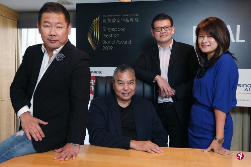 报业控股旗下Sweet创意工作室总监林志雄(左起)、共和理工学院延续教育中心主任杜炳德、企发局零售与设计署署长杨松涧和新加坡知识产权局专利注册司司长吴雪梅,是今年新加坡金字品牌奖的评判。(梁伟康摄) 报业控股旗下Sweet创意工作室总监林志雄(左起)、共和理工学院延续教育中心主任杜炳德、企发局零售与设计署署长杨松涧和新加坡知识产权局专利注册司司长吴雪梅,是今年新加坡金字品牌奖的评判。(梁伟康摄)
