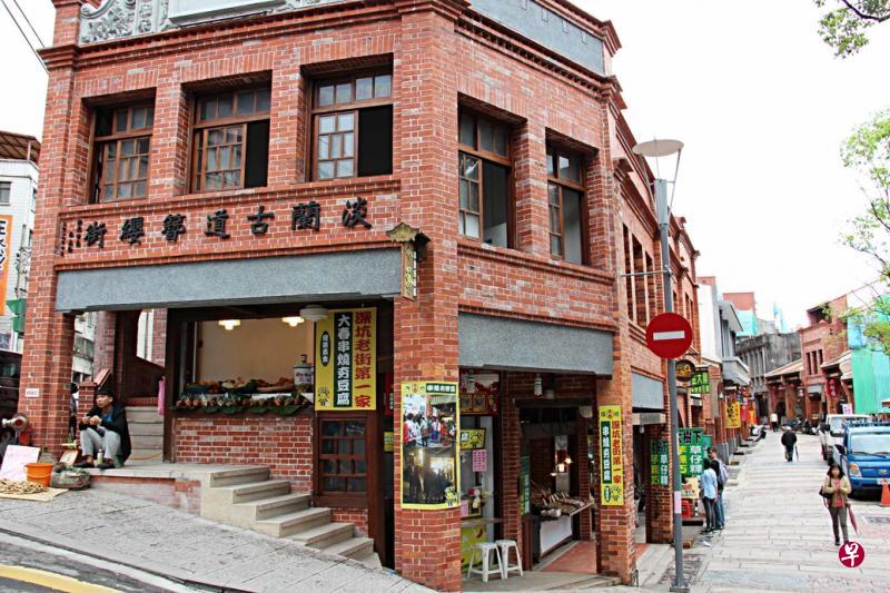 深坑以豆腐打响观光知名度,深坑老街更是品尝美味豆腐的好去处。 深坑以豆腐打响观光知名度,深坑老街更是品尝美味豆腐的好去处。