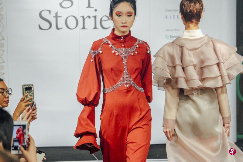 Cayra服装品牌融会英国摄政时期与当时源自马六甲,融合印巫华文化的齐迪人服饰,创造出新式服饰。 Cayra服装品牌融会英国摄政时期与当时源自马六甲,融合印巫华文化的齐迪人服饰,创造出新式服饰。