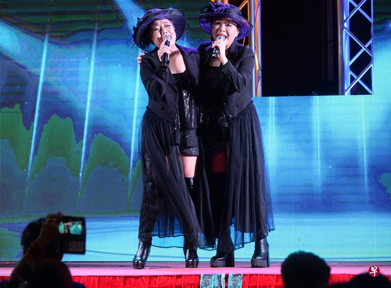 明珠姐妹合体演唱,落力演出。(潘丰源摄) 明珠姐妹合体演唱,落力演出。(潘丰源摄)